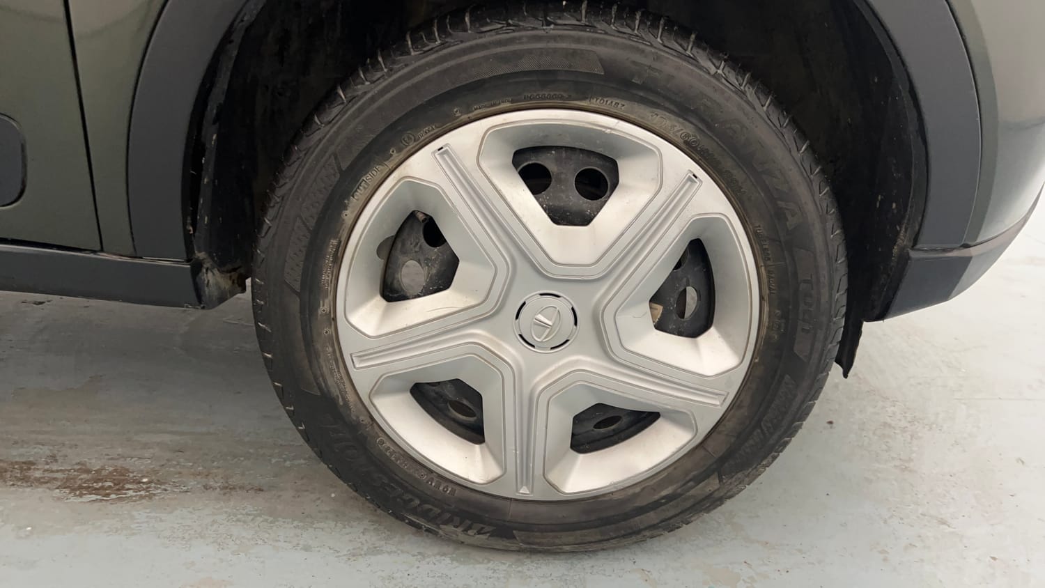 Used 2021 Tata Nexon XZ Petrol Manual tyres RIGHT FRONT TYRE RIM VIEW