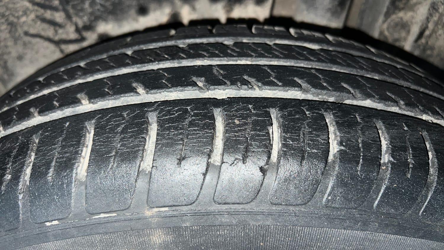 Used 2016 Maruti Suzuki Swift Lxi (O) Petrol Manual tyres LEFT REAR TYRE TREAD VIEW