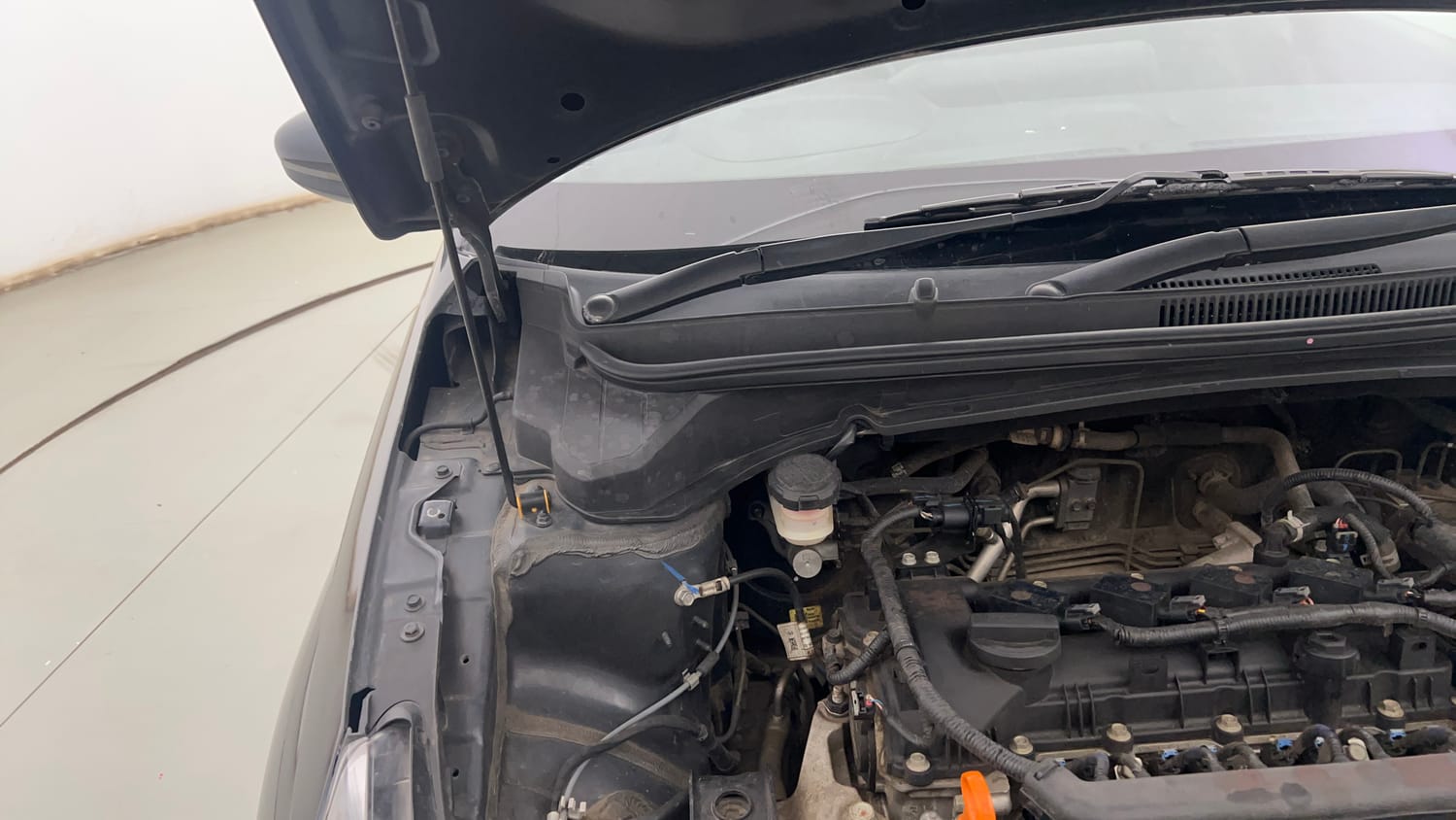 Used 2023 Hyundai New i20 Sportz 1.2 MT Petrol Manual engine ENGINE RIGHT SIDE HINGE & APRON VIEW