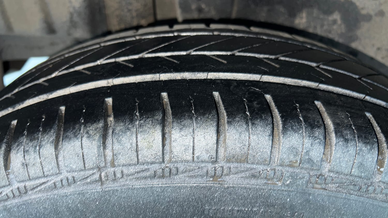 Used 2016 Maruti Suzuki Swift Lxi (O) Petrol Manual tyres RIGHT REAR TYRE TREAD VIEW