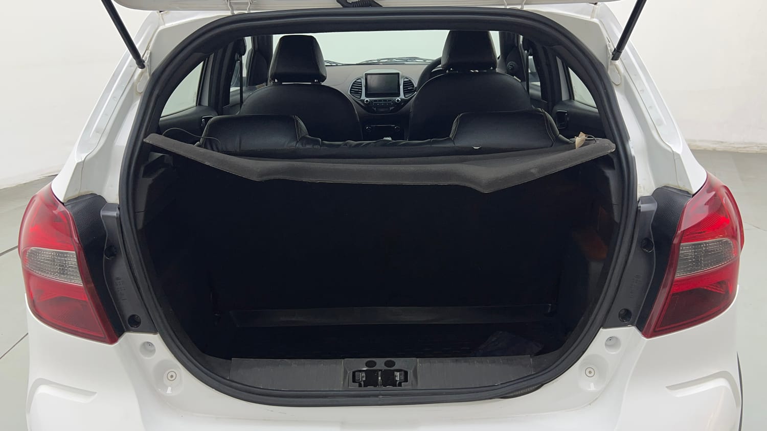 Used 2018 Ford Freestyle Titanium 1.2 Ti-VCT Petrol Manual interior DICKY INSIDE VIEW