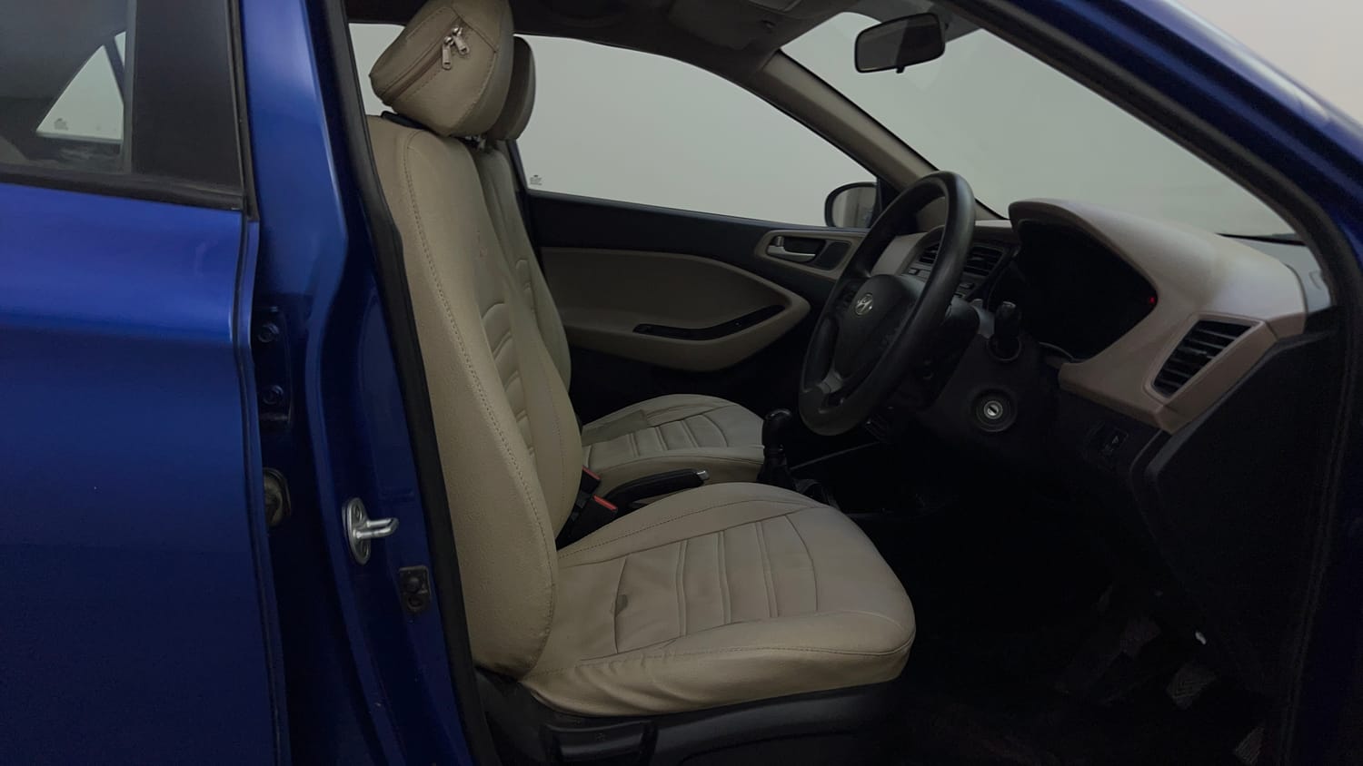 Used 2015 Hyundai Elite i20 Sportz 1.2 Petrol Manual interior RIGHT SIDE FRONT DOOR CABIN VIEW
