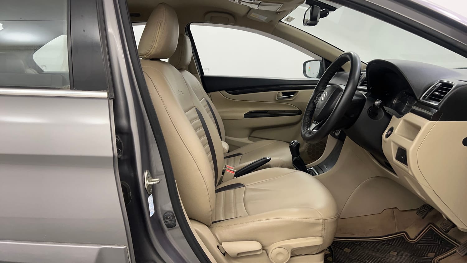 Used 2015 Maruti Suzuki Ciaz ZXi Petrol Manual interior RIGHT SIDE FRONT DOOR CABIN VIEW