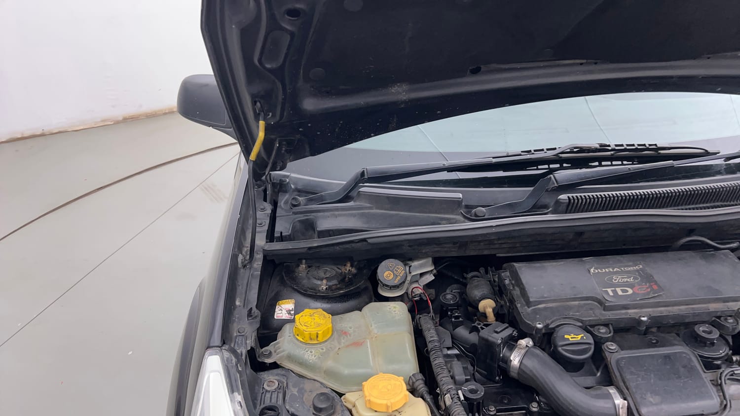 Used 2013 Ford Figo Duratorq Diesel EXI 1.4 Diesel Manual engine ENGINE RIGHT SIDE HINGE & APRON VIEW