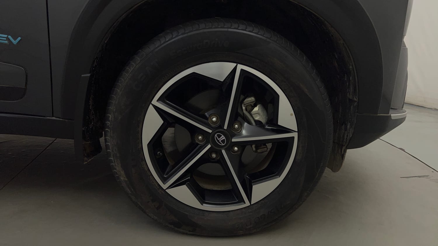 Used 2025 Tata Nexon EV Empowered 45 Electric Automatic tyres RIGHT FRONT TYRE RIM VIEW