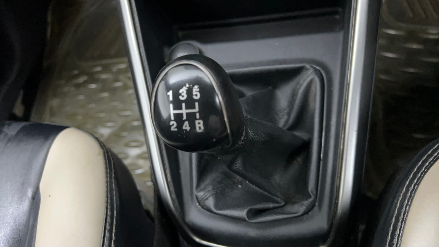 Used 2020 Ford EcoSport Titanium 1.5L Ti-VCT Petrol Manual interior GEAR  KNOB VIEW