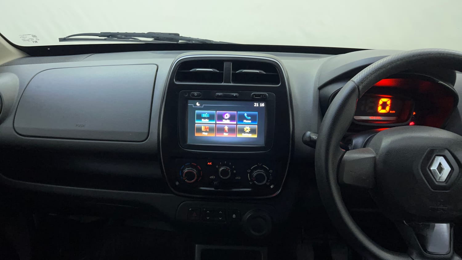 Used 2017 Renault Kwid RXT Petrol Manual interior MUSIC SYSTEM & AC CONTROL VIEW