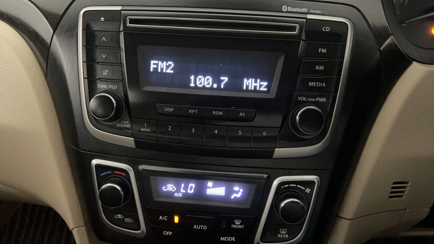 Used 2018 Maruti Suzuki Ciaz Delta 1.3 Hybrid Diesel Manual top_features Integrated (in-dash) music system