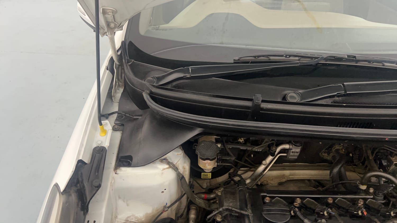 Used 2020 Hyundai Elite i20 Sportz Plus 1.2 Petrol Manual engine ENGINE RIGHT SIDE HINGE & APRON VIEW