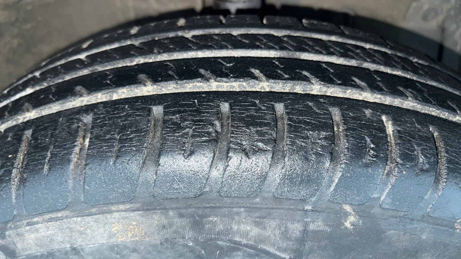 Used 2016 Maruti Suzuki Swift Lxi (O) Petrol Manual tyres RIGHT FRONT TYRE TREAD VIEW