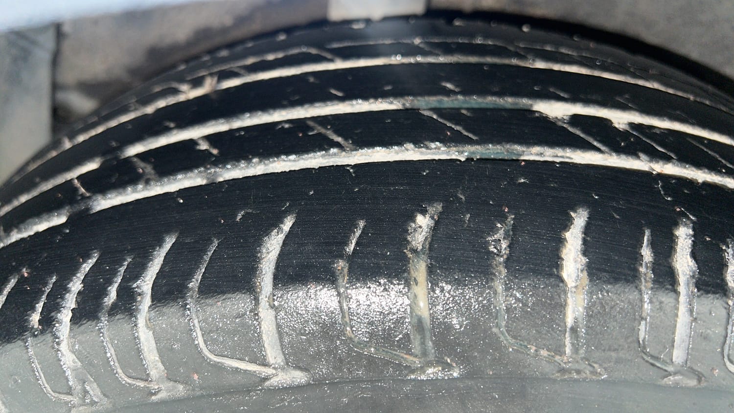 Used 2020 Hyundai New i20 Asta (O) 1.0 Turbo DCT Petrol Automatic tyres RIGHT REAR TYRE TREAD VIEW
