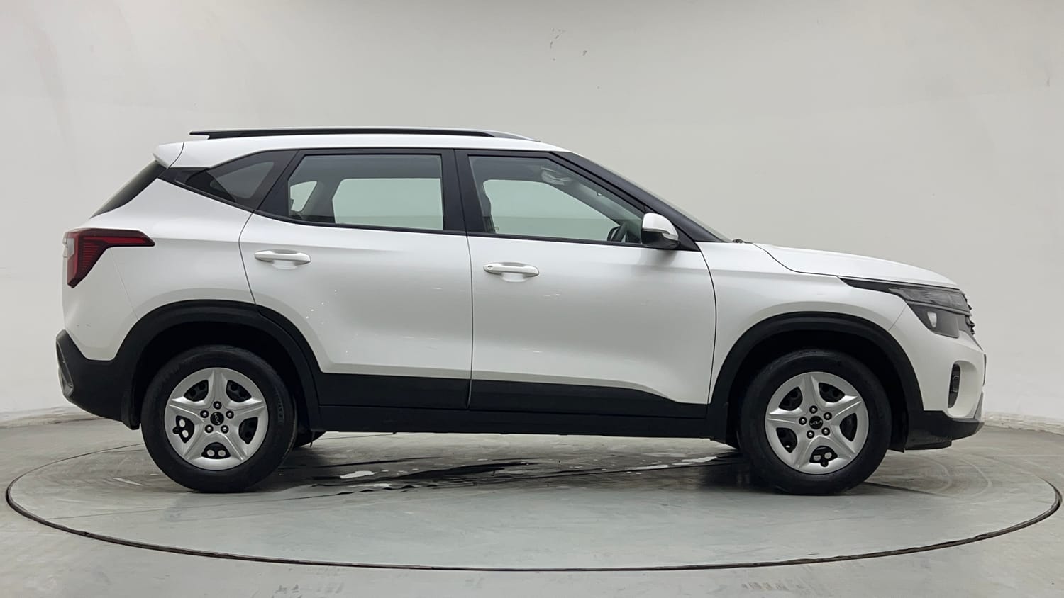Used 2024 Kia Seltos HTK 1.5 Petrol MT Petrol Manual exterior RIGHT SIDE VIEW