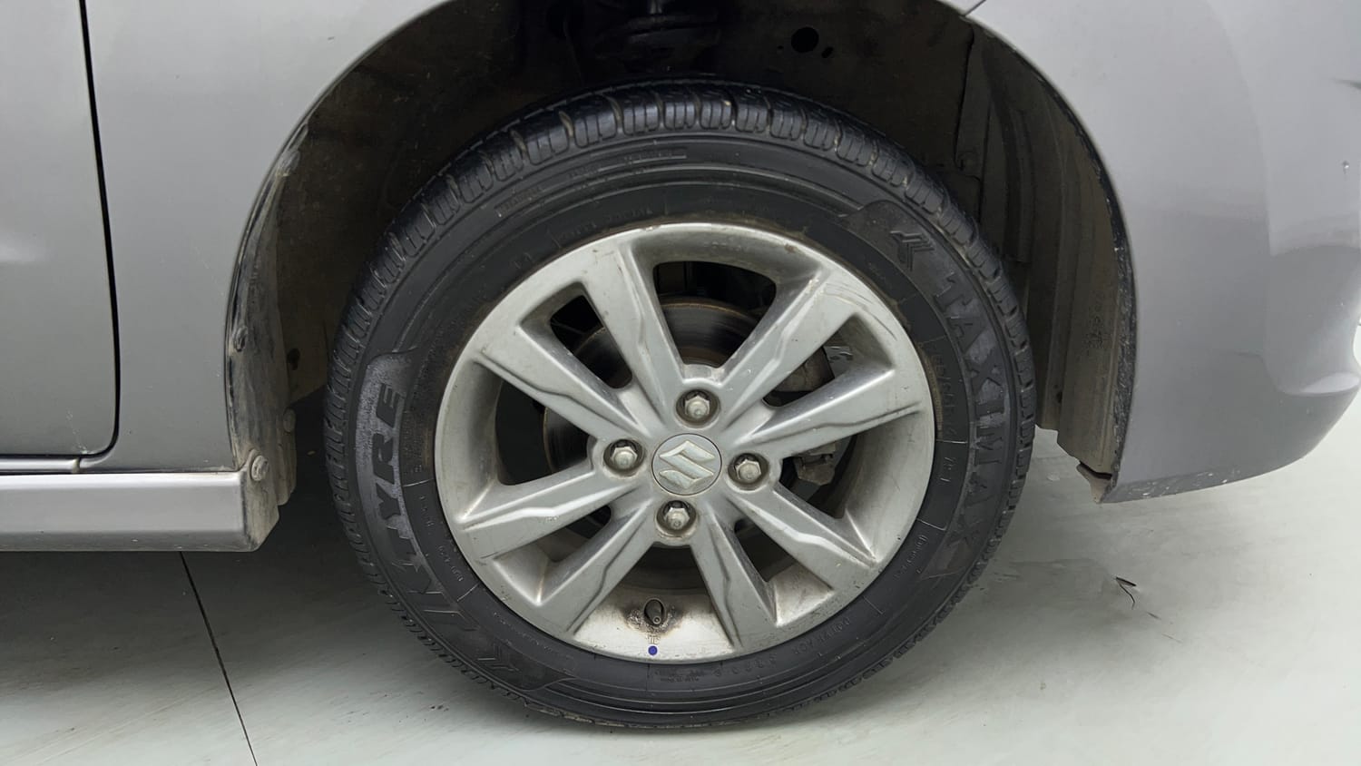 Used 2013 Maruti Suzuki Wagon R Stingray VXi Petrol Manual tyres RIGHT FRONT TYRE RIM VIEW