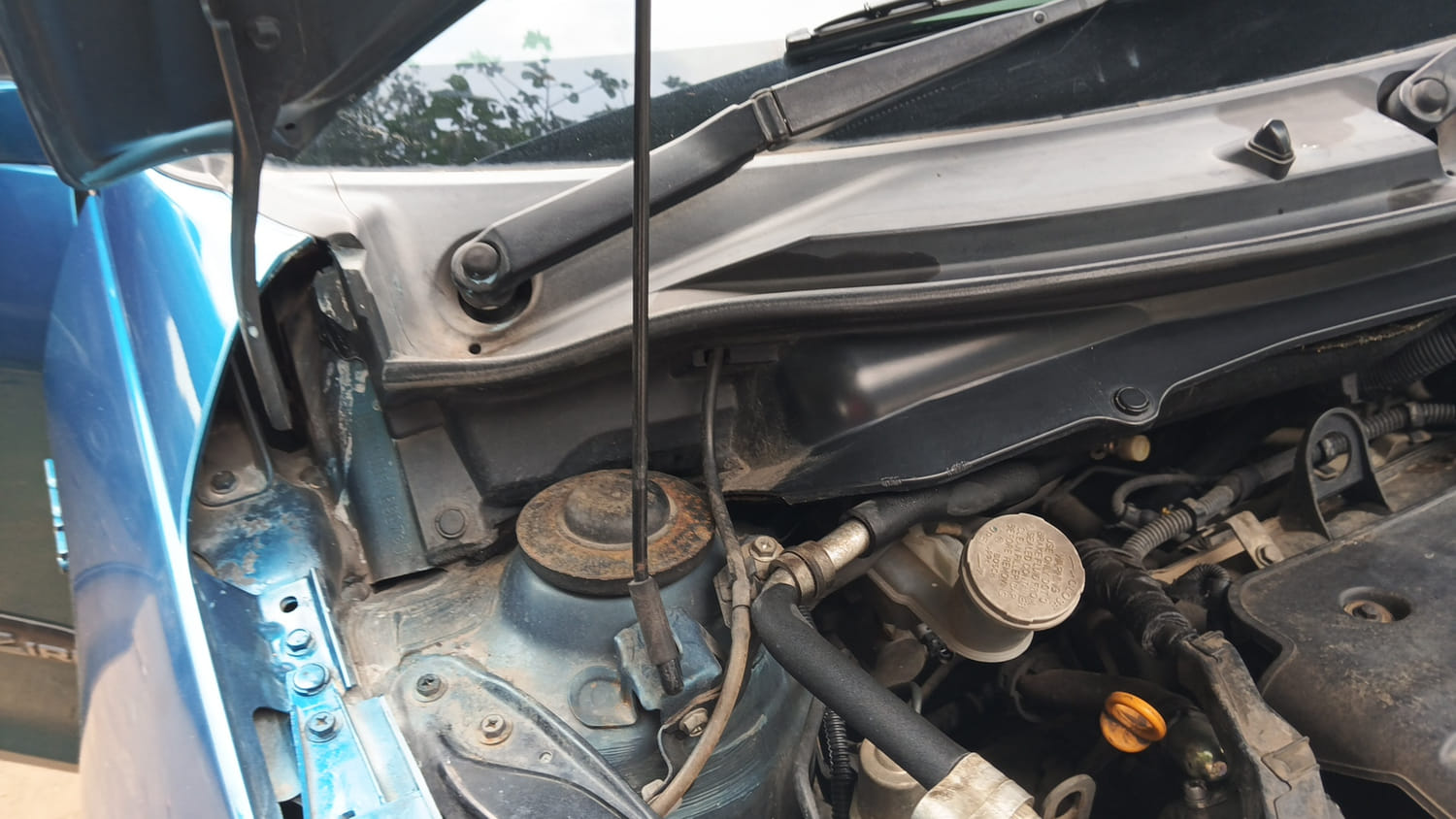 Used 2013 Maruti Suzuki Swift Dzire VDI Diesel Manual engine ENGINE RIGHT SIDE HINGE & APRON VIEW