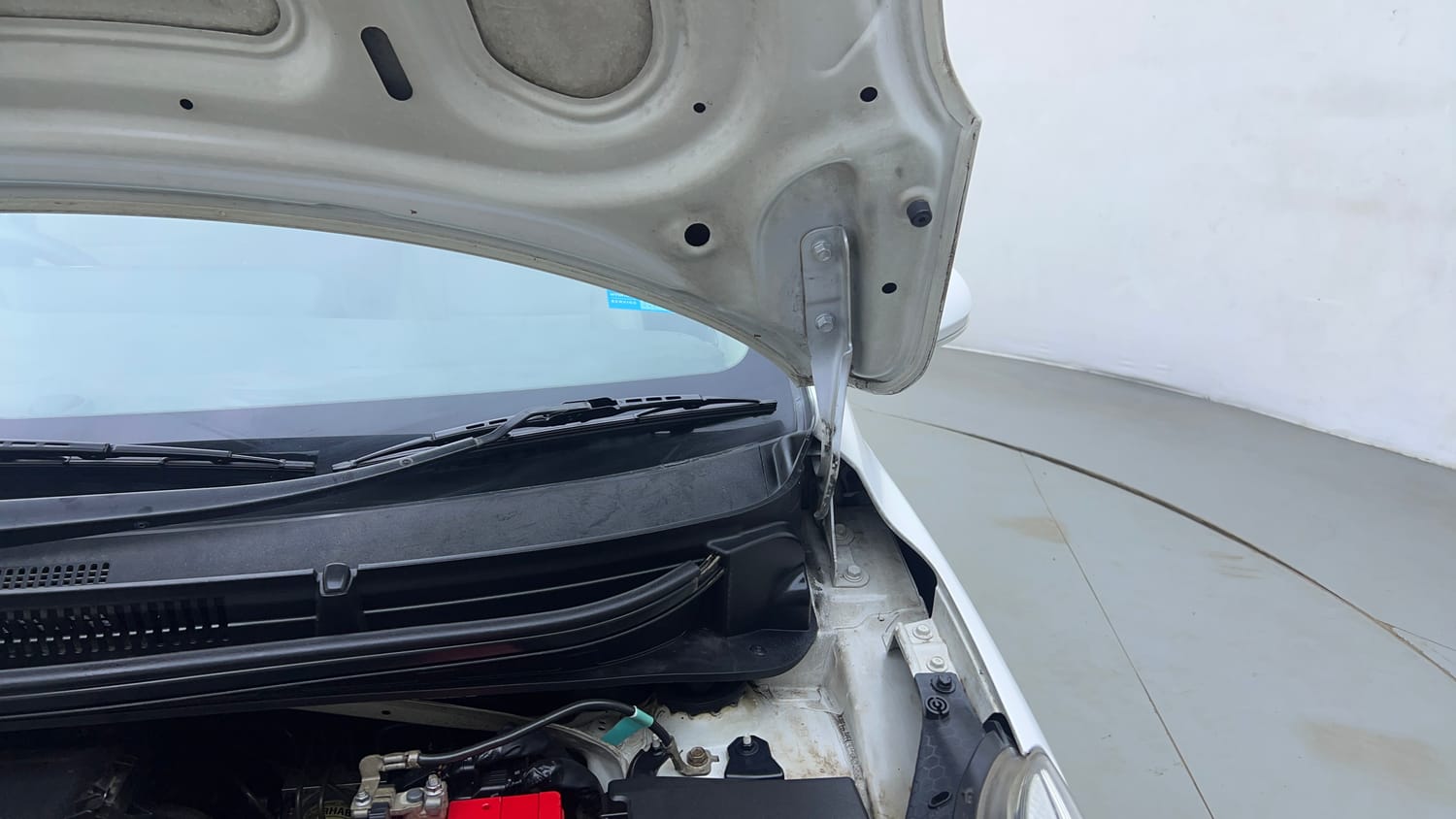 Used 2021 Hyundai Aura SX Plus 1.2 AMT Petrol Petrol Automatic engine ENGINE LEFT SIDE HINGE & APRON VIEW