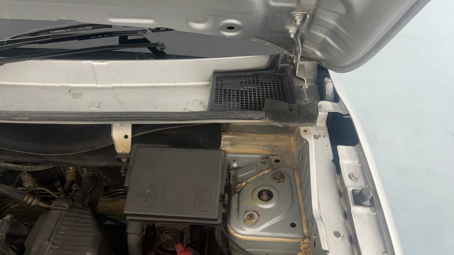 Used 2020 Renault Kwid 1.0 RXT Petrol Manual engine ENGINE LEFT SIDE HINGE & APRON VIEW