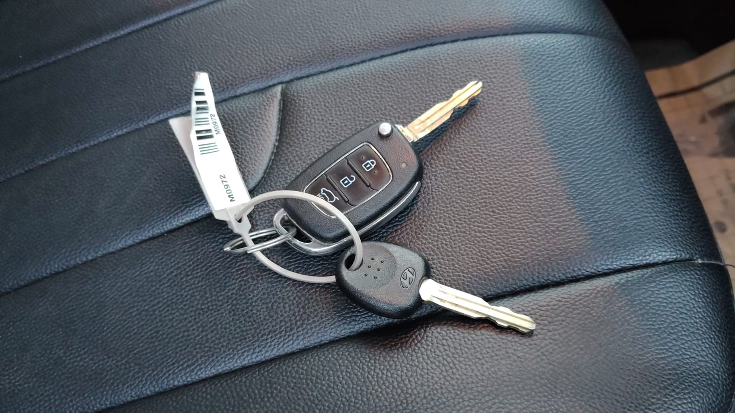Used 2024 Hyundai Venue S (O) Plus 1.2 Petrol Adventure Edition Petrol Manual extra CAR KEY VIEW