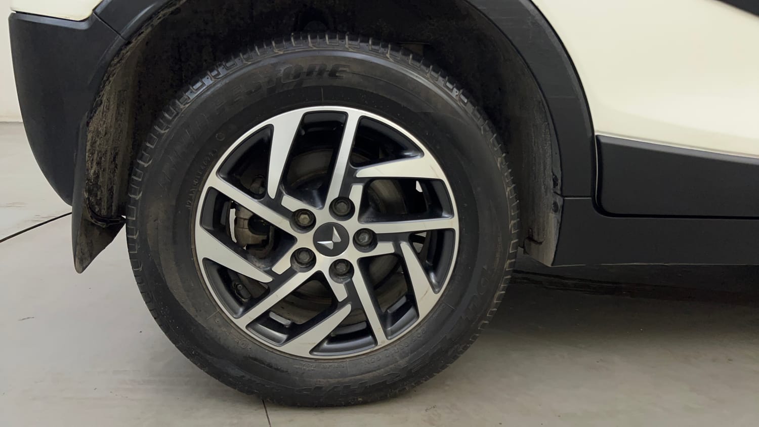 Used 2023 Mahindra XUV 300 W8 (O) 1.5 Diesel AMT Diesel Automatic tyres RIGHT REAR TYRE RIM VIEW