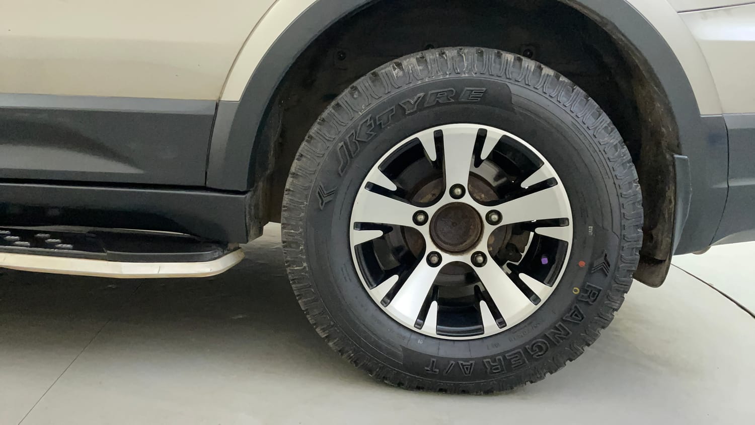 Used 2017 Tata Hexa XT 4x2 7 STR Diesel Manual tyres LEFT REAR TYRE RIM VIEW