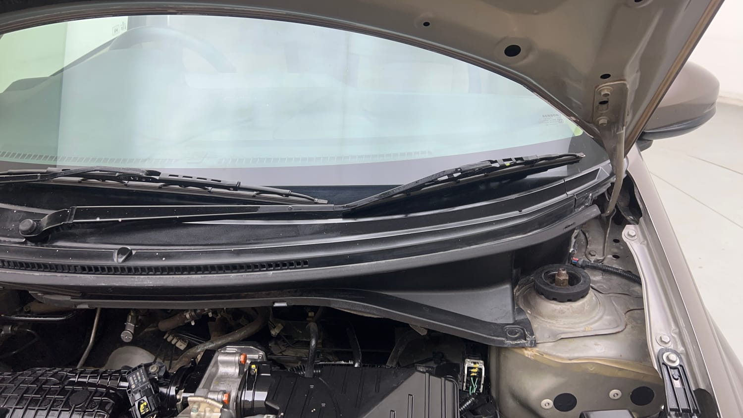 Used 2016 Honda Amaze 1.2 SX i-VTEC Petrol Manual engine ENGINE LEFT SIDE HINGE & APRON VIEW