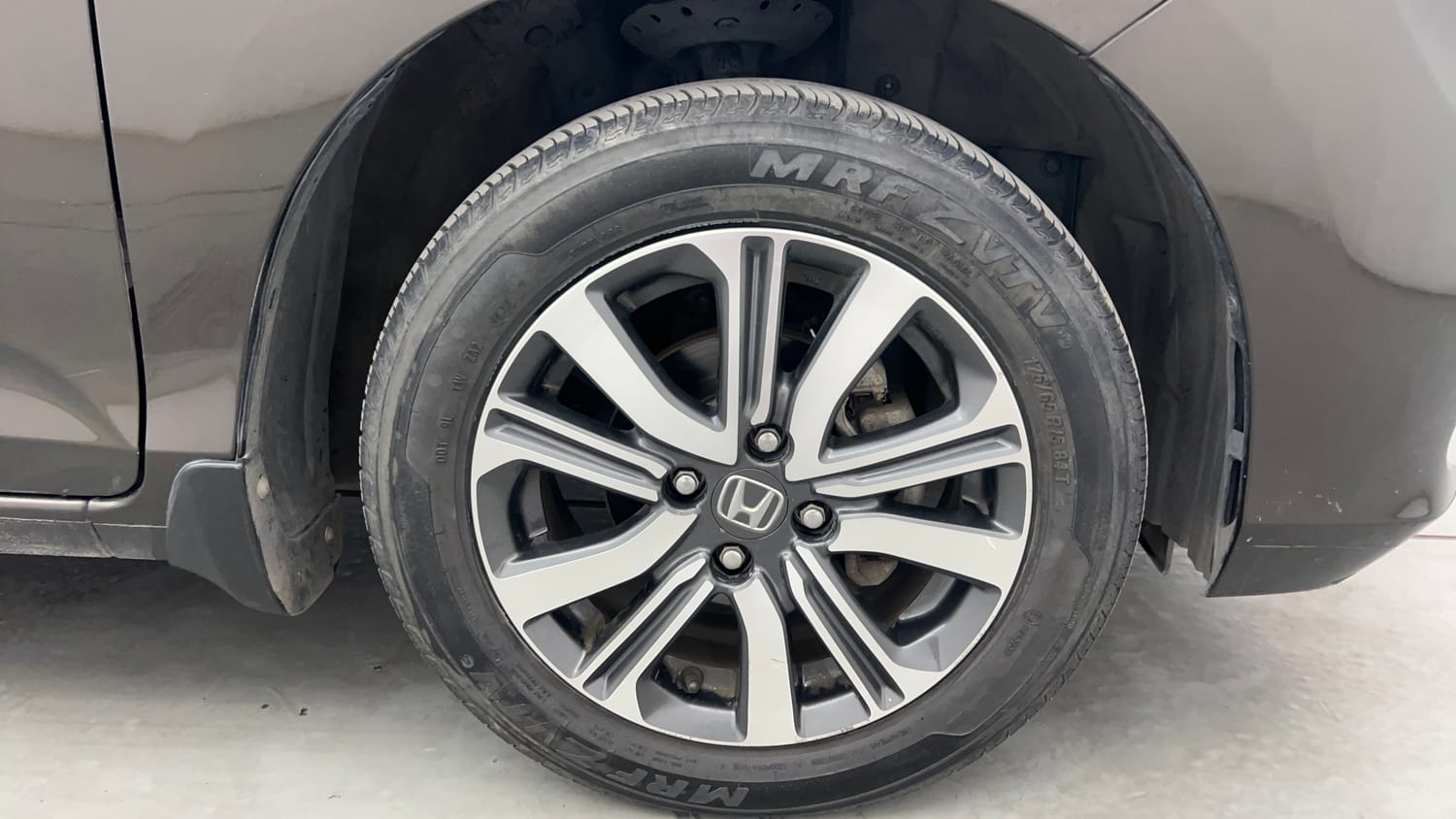 Used 2023 Honda Amaze VX MT 1.2 Petrol Petrol Manual tyres RIGHT FRONT TYRE RIM VIEW
