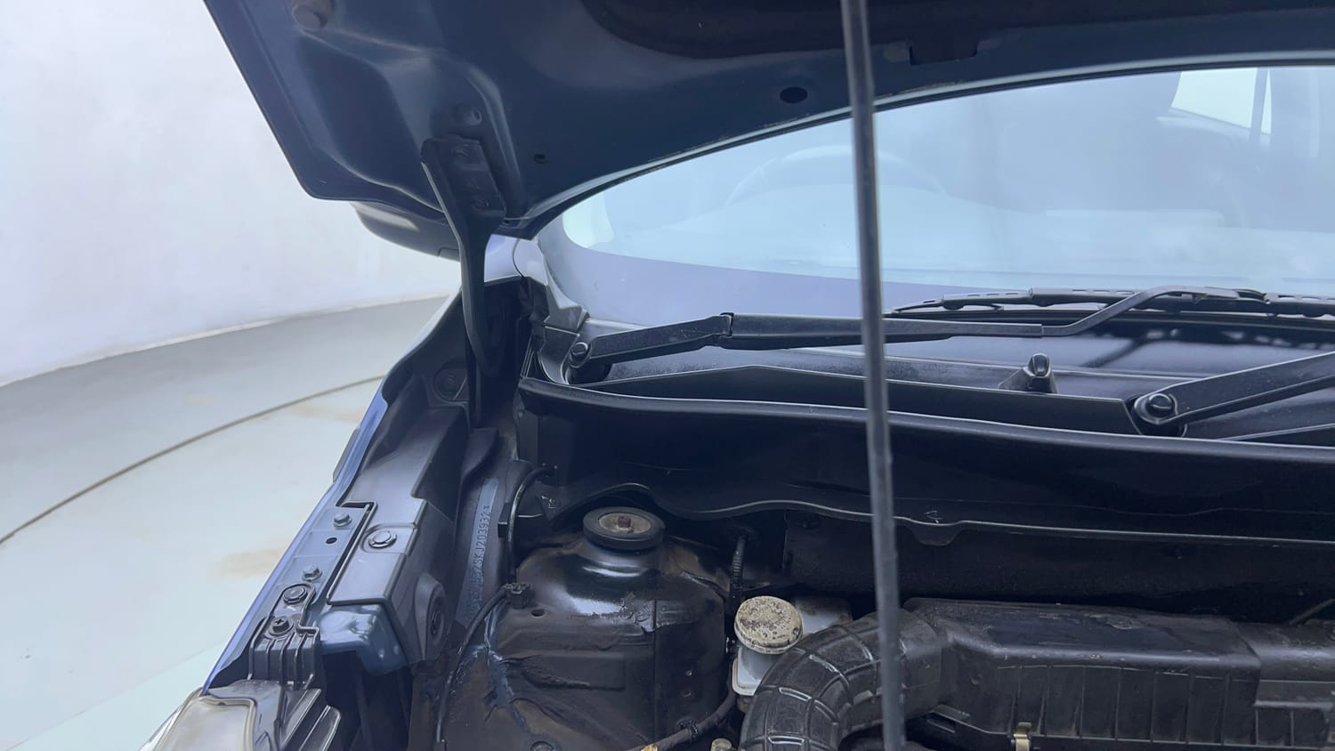 Used 2019 Maruti Suzuki XL6 Alpha MT Petrol Petrol Manual engine ENGINE RIGHT SIDE HINGE & APRON VIEW