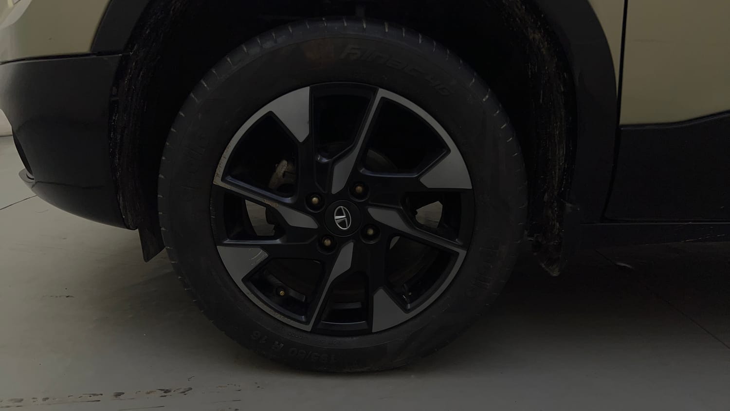 Used 2023 Tata Punch Kaziranga Creative iRA Pack AMT Petrol Automatic tyres LEFT FRONT TYRE RIM VIEW