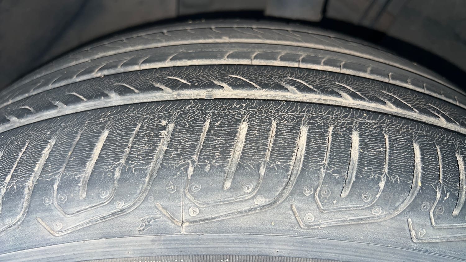 Used 2022 Skoda Kushaq Ambition 1.0L TSI AT Petrol Automatic tyres LEFT FRONT TYRE TREAD VIEW
