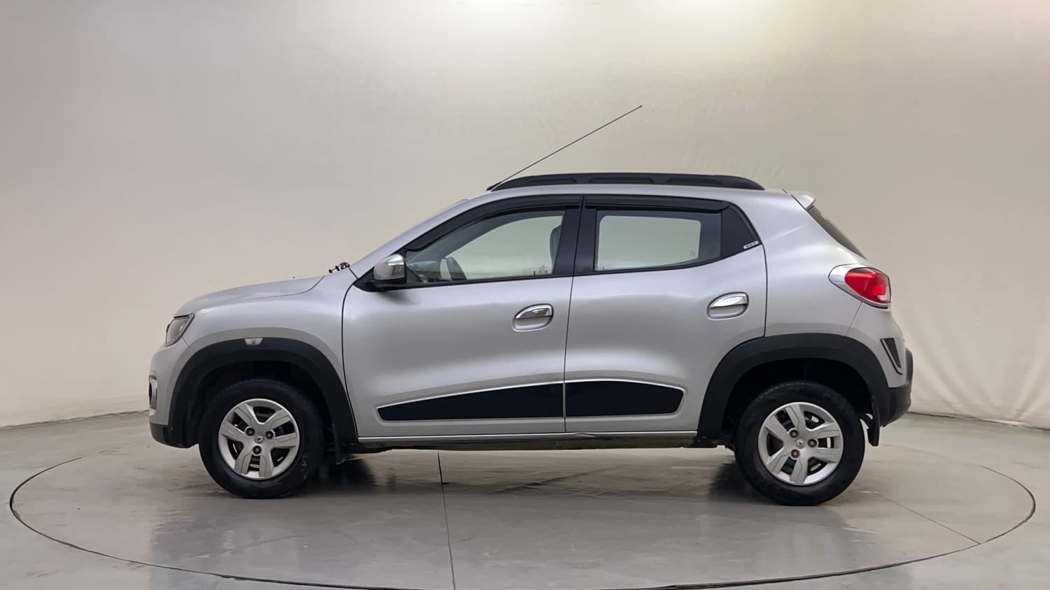Used 2017 Renault Kwid RXT Petrol Manual exterior LEFT SIDE VIEW