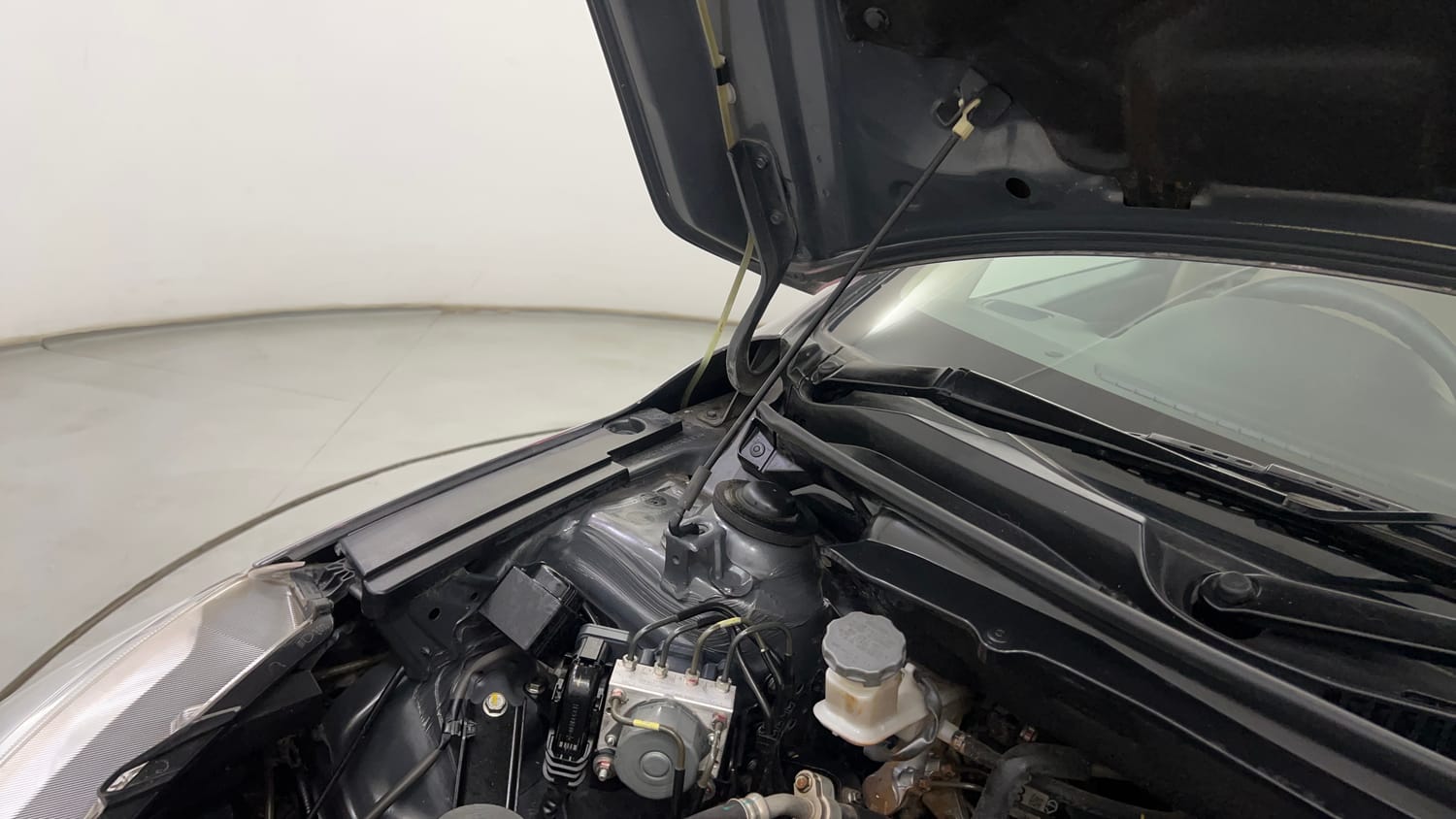 Used 2015 Maruti Suzuki Ciaz ZXi Petrol Manual engine ENGINE RIGHT SIDE HINGE & APRON VIEW