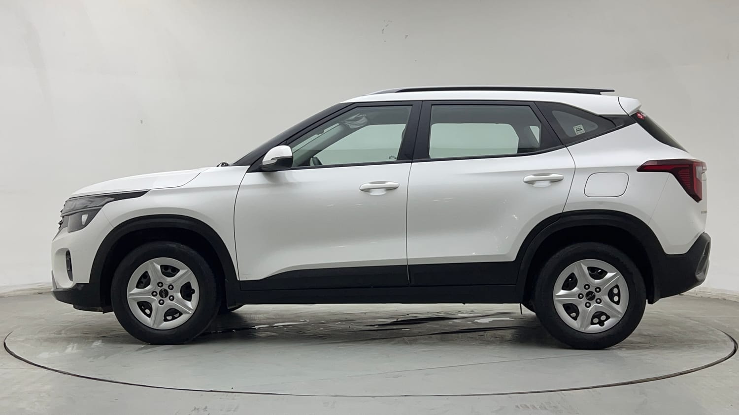 Used 2024 Kia Seltos HTK 1.5 Petrol MT Petrol Manual exterior LEFT SIDE VIEW