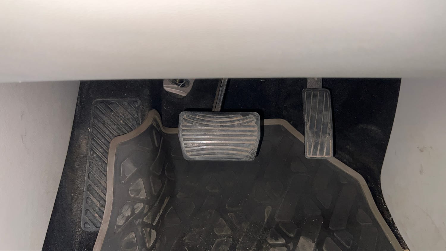 Used 2023 Mahindra XUV 300 W8 (O) 1.5 Diesel AMT Diesel Automatic interior PEDALS VIEW