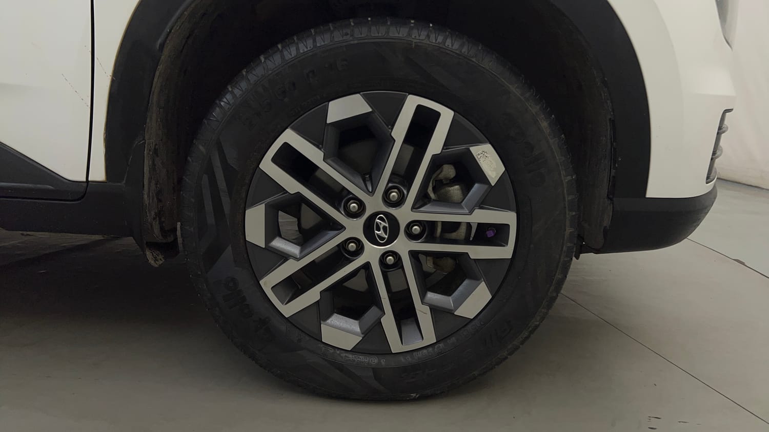 Used 2022 Hyundai Venue SX 1.2 Petrol Petrol Manual tyres RIGHT FRONT TYRE RIM VIEW