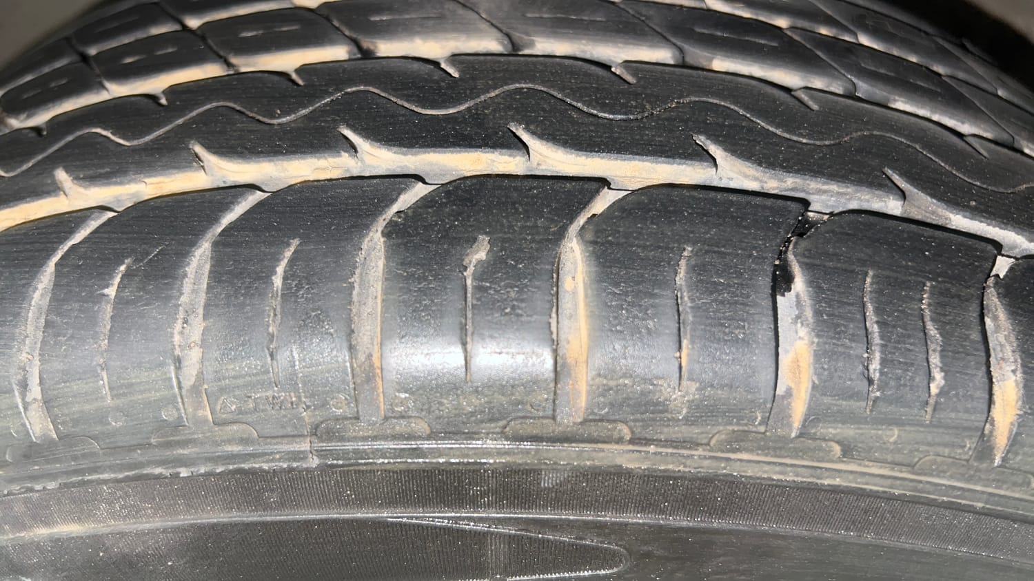 Used 2020 Hyundai Verna SX (O) 1.0 Turbo DCT Petrol Automatic tyres LEFT FRONT TYRE TREAD VIEW