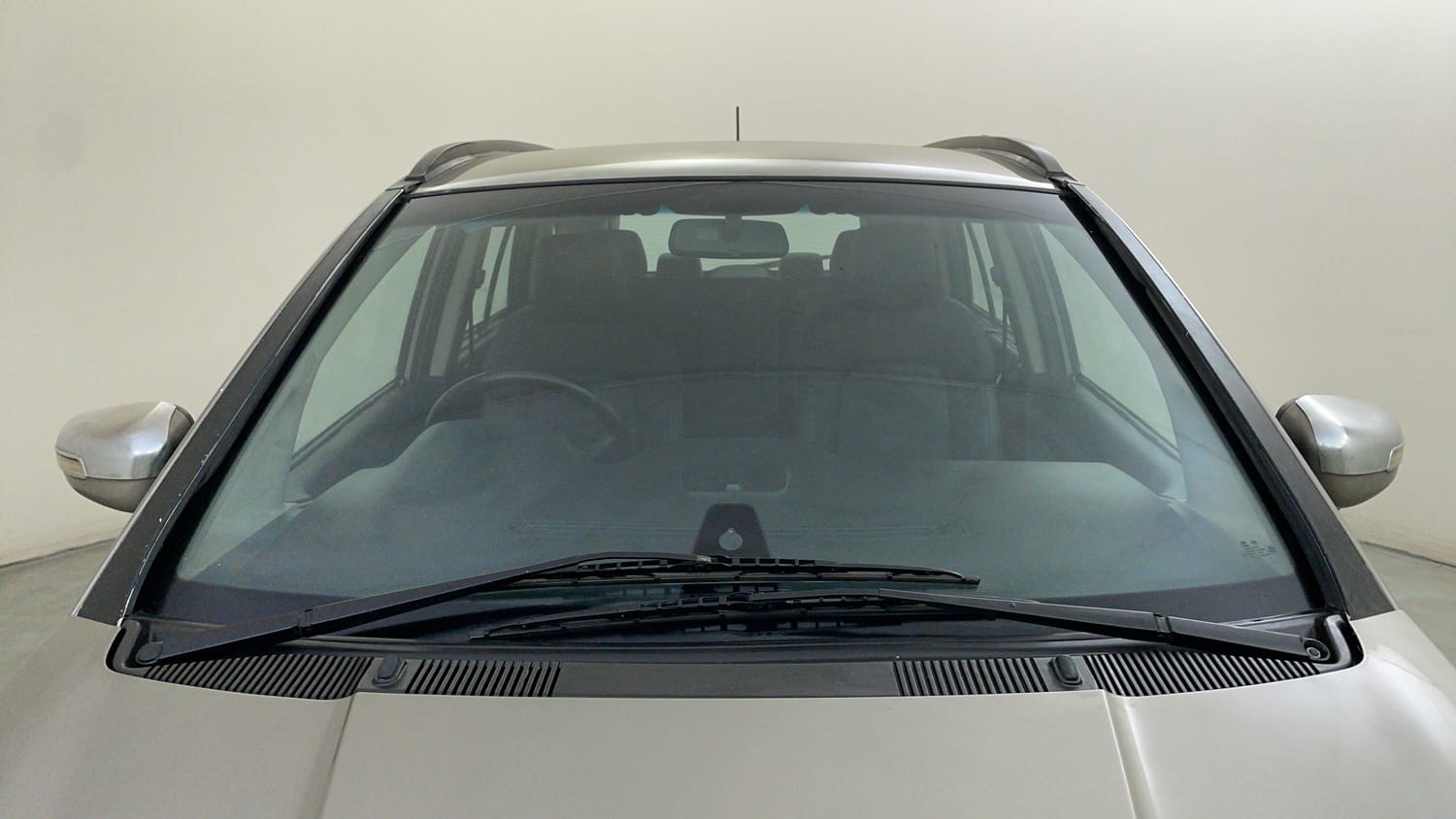 Used 2017 Tata Hexa XT 4x2 7 STR Diesel Manual exterior FRONT WINDSHIELD VIEW
