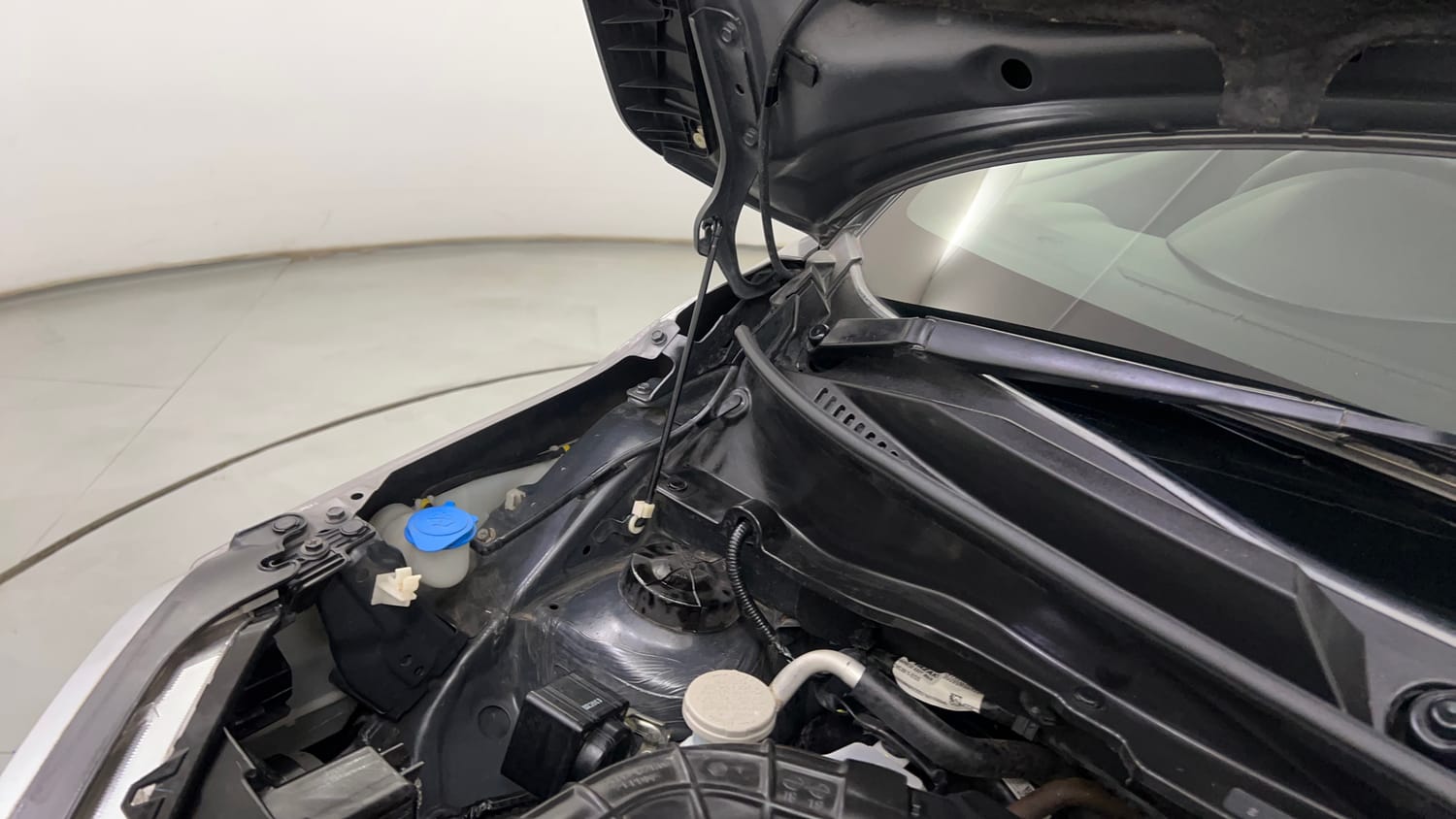 Used 2023 Maruti Suzuki Ignis Zeta 1.2 MT Petrol Manual engine ENGINE RIGHT SIDE HINGE & APRON VIEW