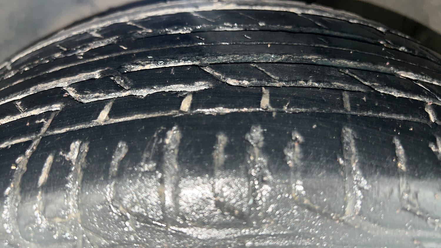 Used 2020 Hyundai New i20 Asta (O) 1.0 Turbo DCT Petrol Automatic tyres LEFT FRONT TYRE TREAD VIEW