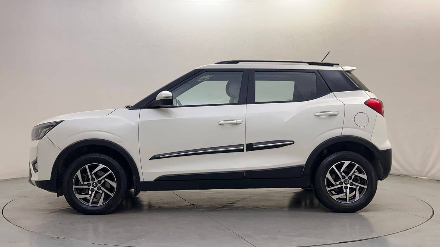Used 2023 Mahindra XUV 300 W8 (O) 1.5 Diesel AMT Diesel Automatic exterior LEFT SIDE VIEW