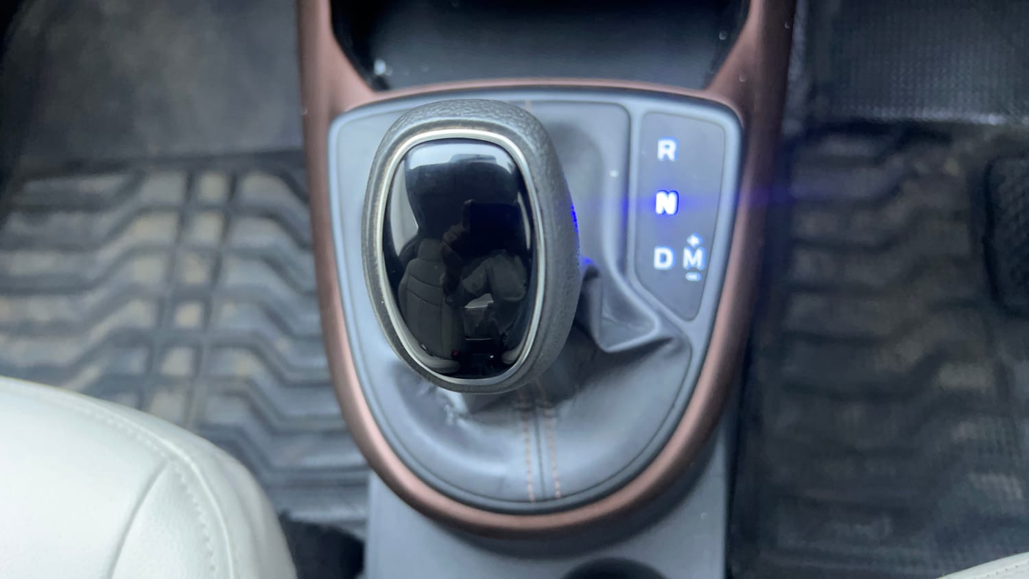 Used 2021 Hyundai Aura SX Plus 1.2 AMT Petrol Petrol Automatic interior GEAR  KNOB VIEW