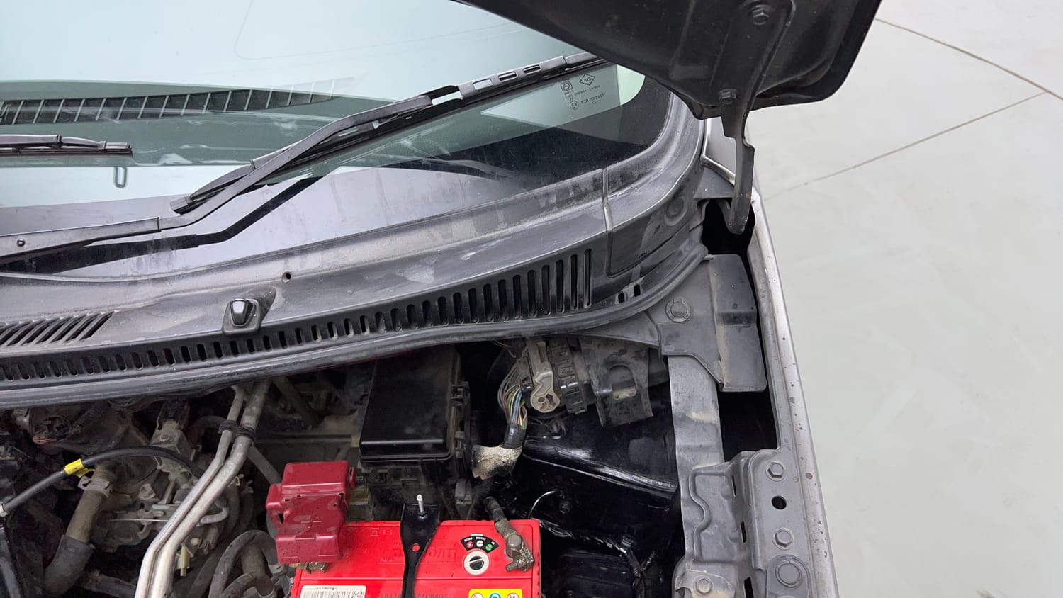 Used 2013 Maruti Suzuki Wagon R Stingray VXi Petrol Manual engine ENGINE LEFT SIDE HINGE & APRON VIEW