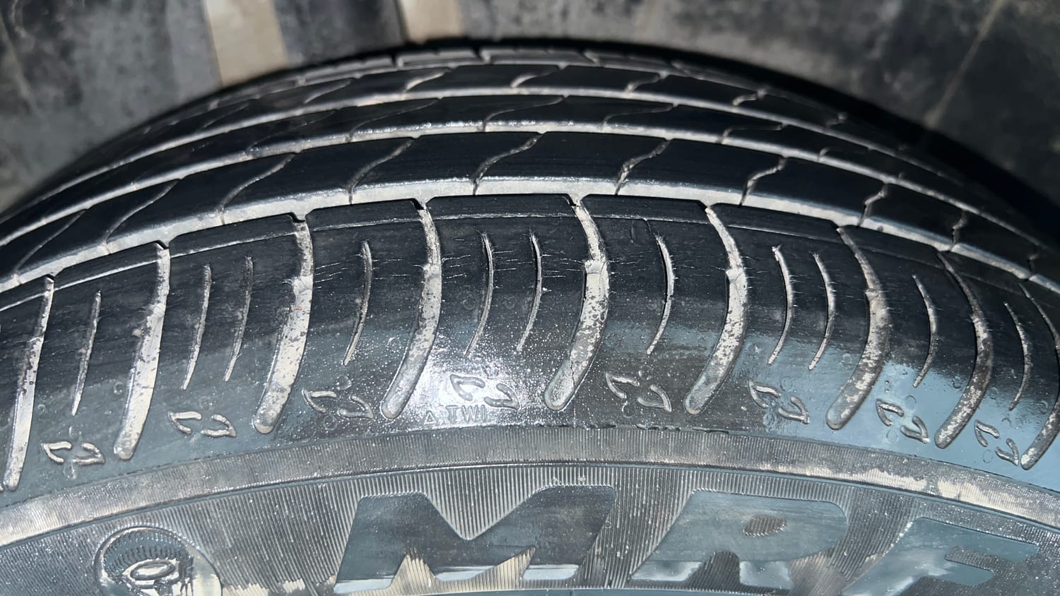 Used 2022 Maruti Suzuki XL6 Alpha Plus AT Petrol Petrol Automatic tyres RIGHT REAR TYRE TREAD VIEW