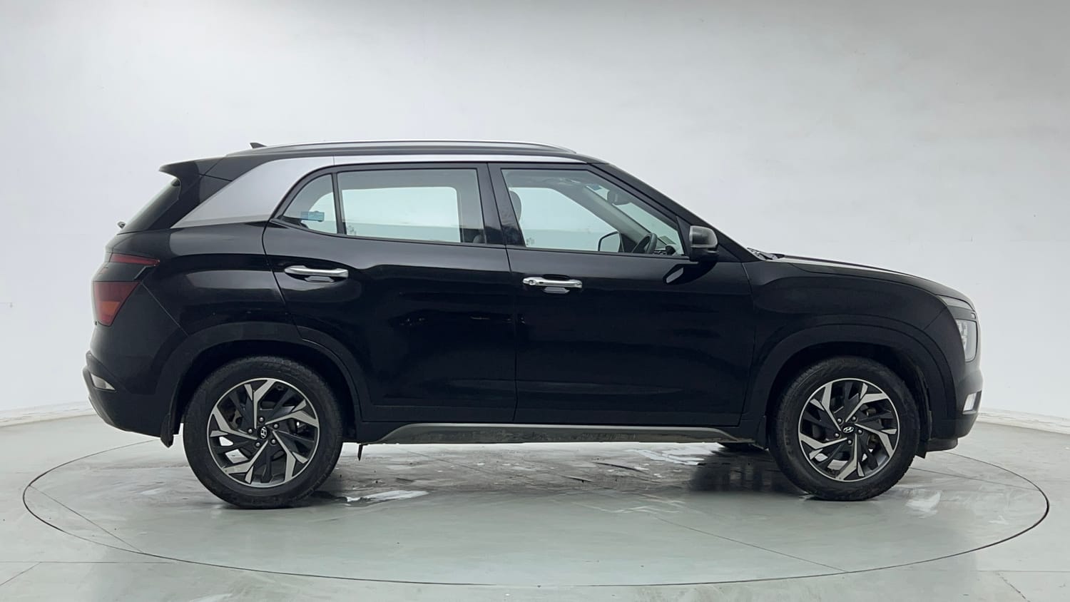 Used 2024 Hyundai Creta SX (O) 1.5 Petrol IVT Petrol Automatic exterior RIGHT SIDE VIEW