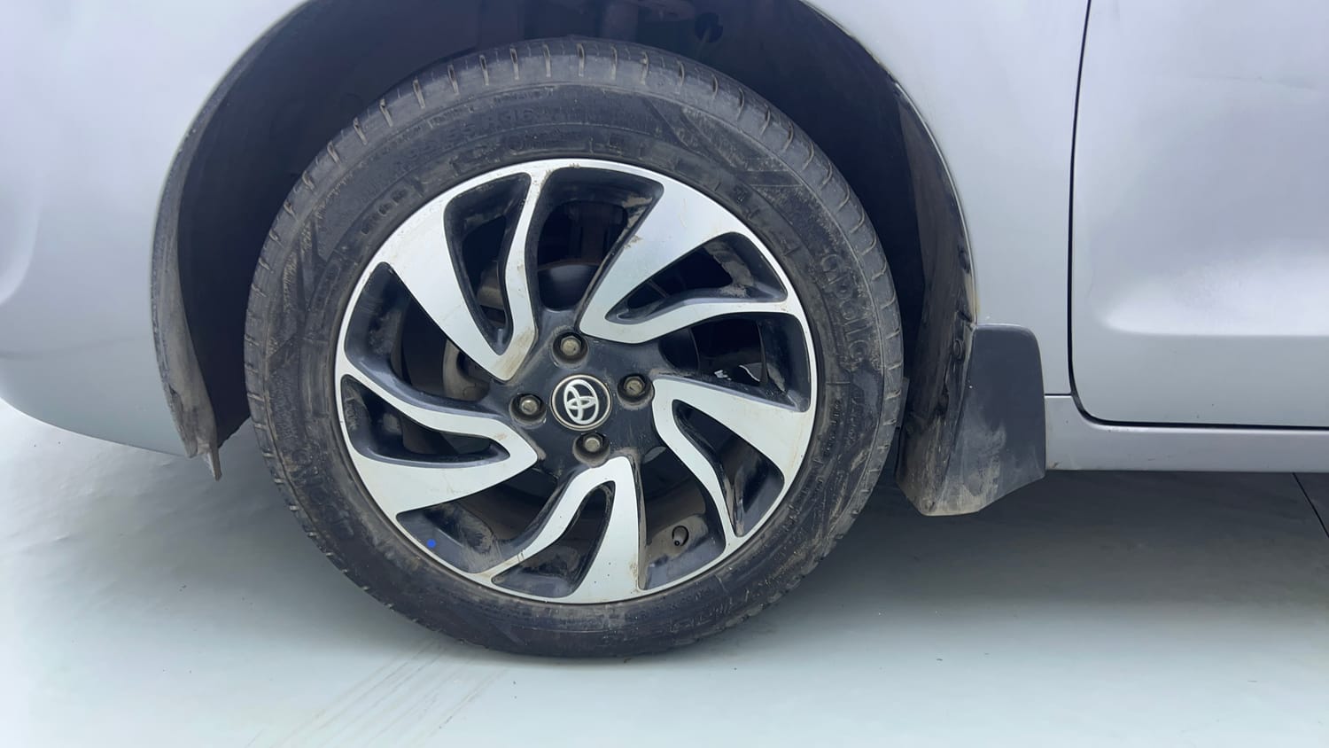 Used 2019 Toyota Glanza V CVT Petrol Automatic tyres LEFT FRONT TYRE RIM VIEW