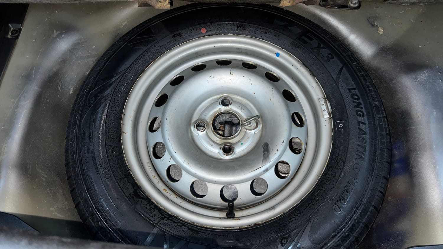 Used 2016 Maruti Suzuki Swift Lxi (O) Petrol Manual tyres SPARE TYRE VIEW