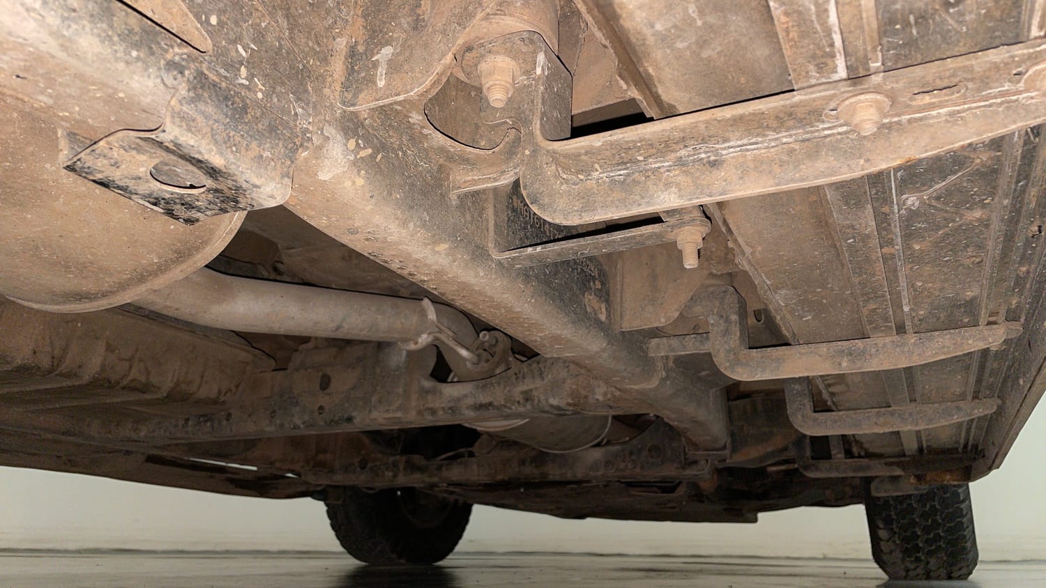 Used 2017 Tata Hexa XT 4x2 7 STR Diesel Manual extra REAR RIGHT UNDERBODY VIEW