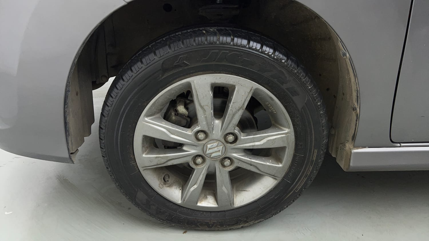 Used 2013 Maruti Suzuki Wagon R Stingray VXi Petrol Manual tyres LEFT FRONT TYRE RIM VIEW