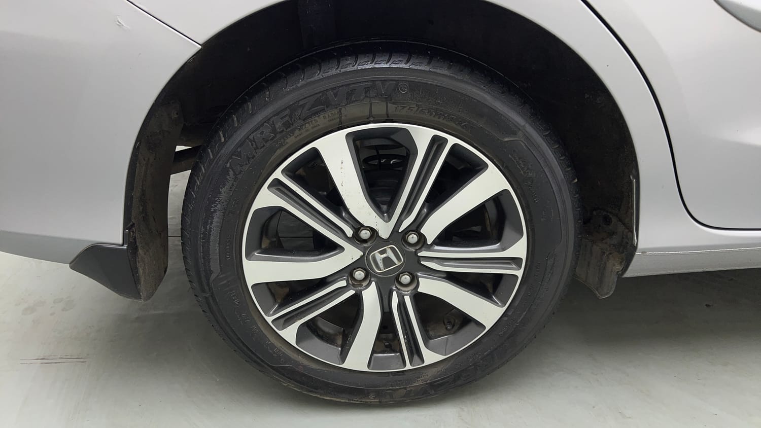 Used 2023 Honda Amaze VX CVT 1.2 Petrol Petrol Automatic tyres RIGHT REAR TYRE RIM VIEW