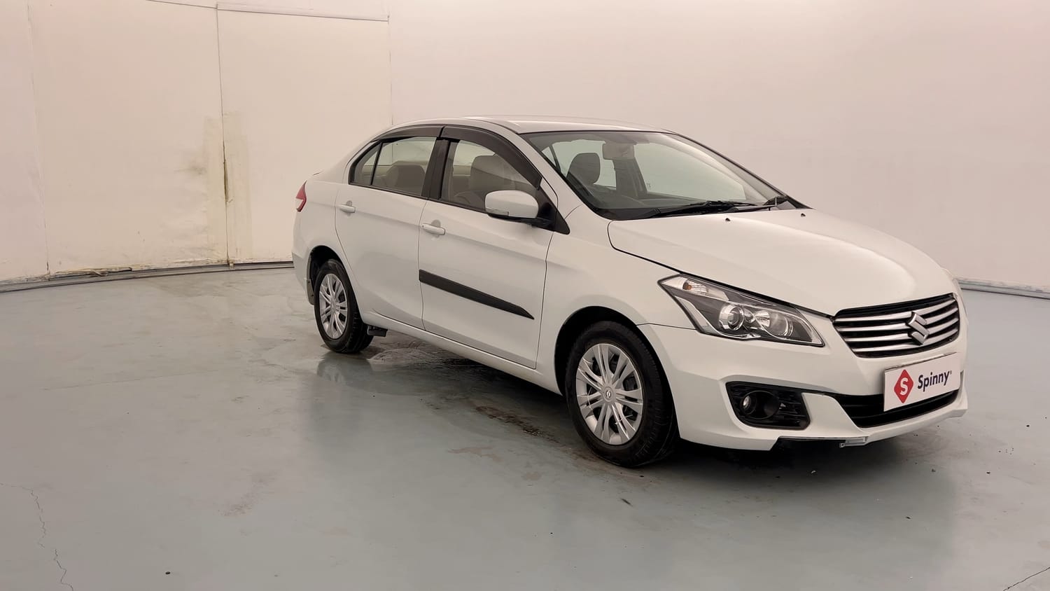 Used 2018 Maruti Suzuki Ciaz Delta 1.3 Hybrid Diesel Manual exterior RIGHT FRONT CORNER VIEW