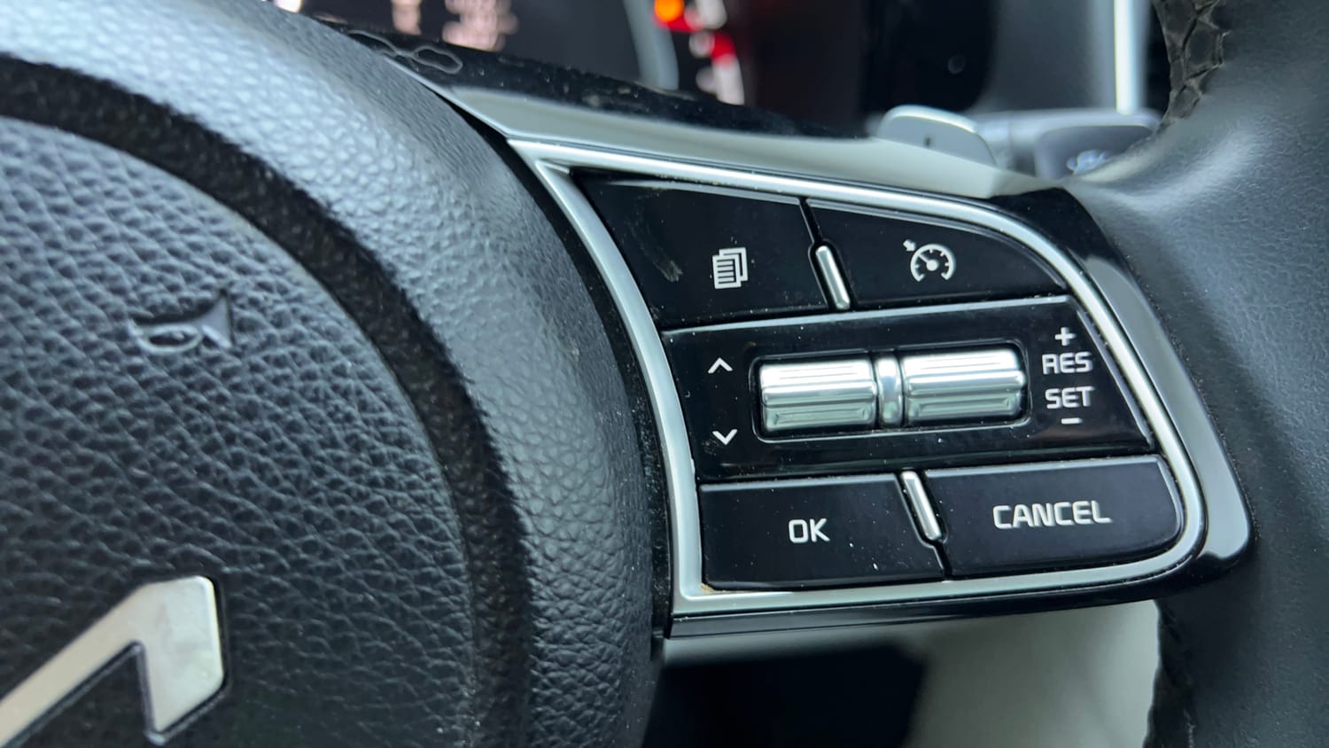 Used 2023 Kia Sonet HTX 1.5 AT Diesel Automatic top_features Cruise control