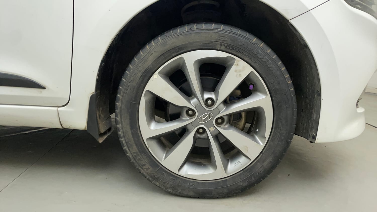 Used 2016 Hyundai Elite i20 Asta 1.2 (O) Petrol Manual tyres RIGHT FRONT TYRE RIM VIEW
